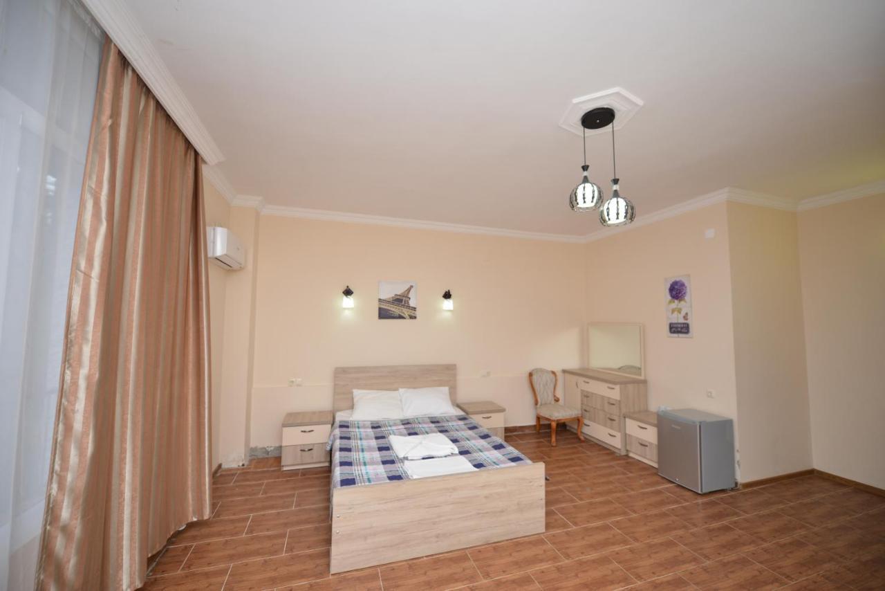 Hulus Hotel Makhinjauri Bagian luar foto